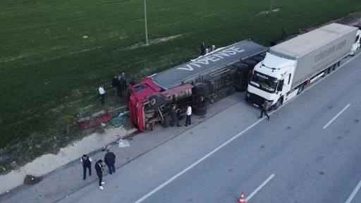 (ÖZEL) Mandalina yüklü tır devrildi, 2 kişi yaralandı
