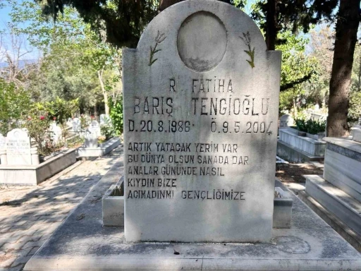Özgür Özel’e saldıran şüphelinin katlettiği oğlunun mezarındaki &quot;Analar gününde nasıl kıydın bize&quot; ifadeleri dikkat çekti
