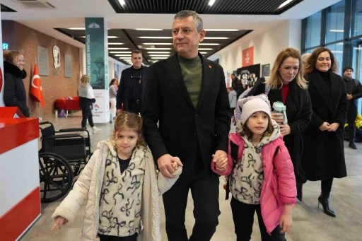 &Ouml;zg&uuml;r &Ouml;zel, Ferdi Zeyrek&rsquo;in ikiz kızlarını da okula g&ouml;t&uuml;rd&uuml;
