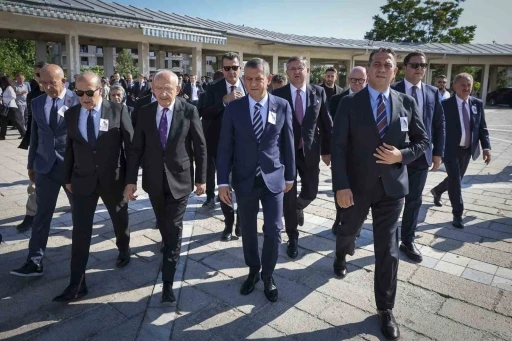 Özgür Özel ile Kılıçdaroğlu, Milletvekili Namık Tan’ın annesinin cenazesine katıldı
