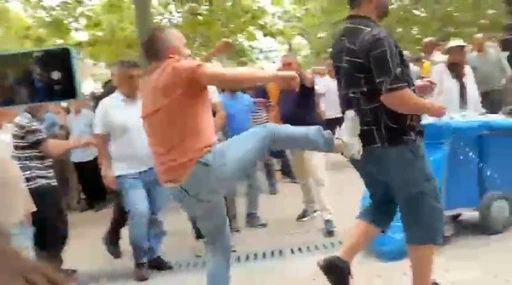 &Ouml;zg&uuml;r &Ouml;zel&rsquo;in cuma namazı &ccedil;ıkışında tekmeli arbede
