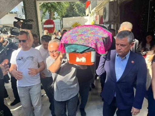 &Ouml;zg&uuml;r &Ouml;zel, İzmir&rsquo;de G&ouml;n&uuml;lşen ailesinin cenazesine katıldı
