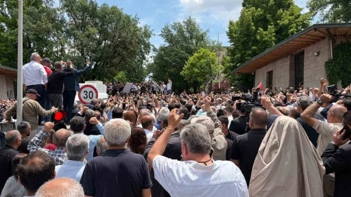&Ouml;zg&uuml;r &Ouml;zel TBMM &ouml;n&uuml;ndeki kalabalığa seslendi
