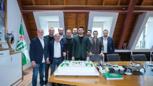 Özlüce’de antrenman sonrası Başkan Enes Çelik’e doğum günü sürprizi
