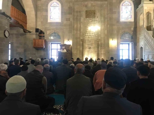 &Ouml;zsoy dualarla anıldı
