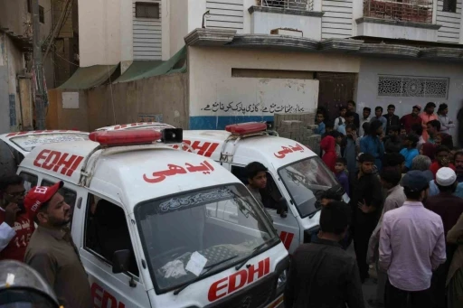 Pakistan&rsquo;da &uuml;&ccedil; katlı binada t&uuml;p patladı: 16 &ouml;l&uuml;, 14 yaralı
