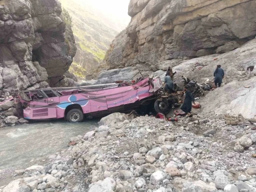 Pakistan&rsquo;da yolcu otob&uuml;s&uuml; dev &ccedil;ukura u&ccedil;tu: 40 &ouml;l&uuml;
