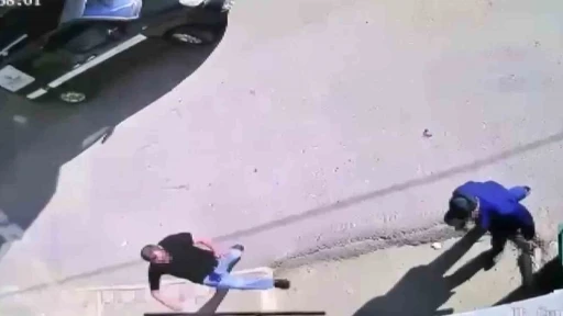 Palalı saldırgan kamerada: Çöp yüzünden 3 kişi hastanelik oldu
