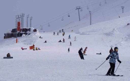 Paland&ouml;ken bayramda cıvıl cıvıl
