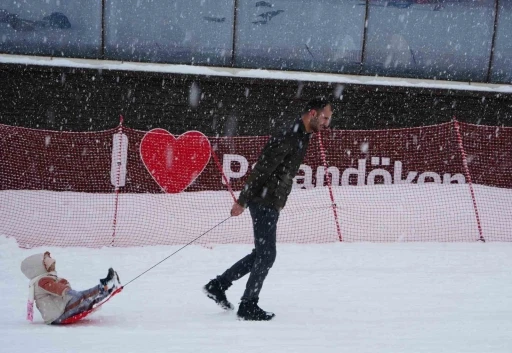 Paland&ouml;ken&rsquo;de kayak sezonu 30 Nisan&rsquo;a kadar uzatıldı
