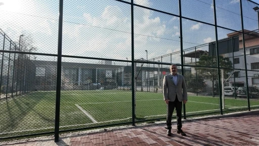 Pamukkale Belediyesi mahalle gen&ccedil;lerinin kullandığı halı sahayı &uuml;cretli yaptı
