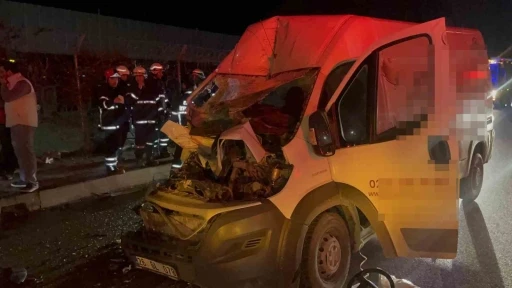 Panelvan ara&ccedil; park halindeki tıra ok gibi saplandı: 2 ağır yaralı
