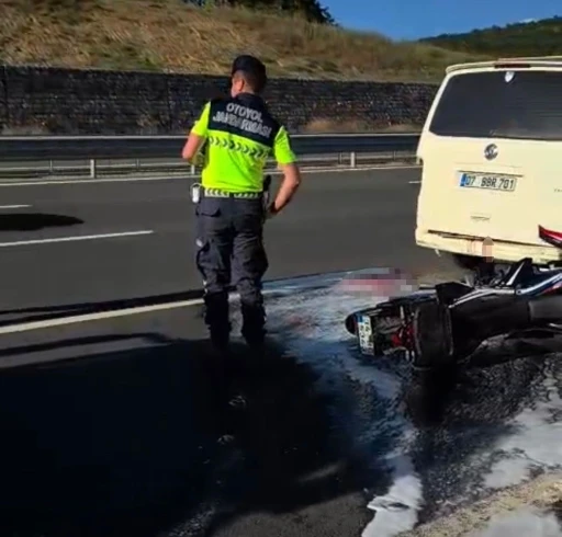 Panelvana &ccedil;arpan motosikletli ağır yaralandı
