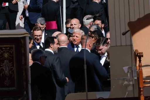 Papa Franciscus, 250 bin kişinin katıldığı cenaze töreniyle son yolculuğuna uğurlandı
