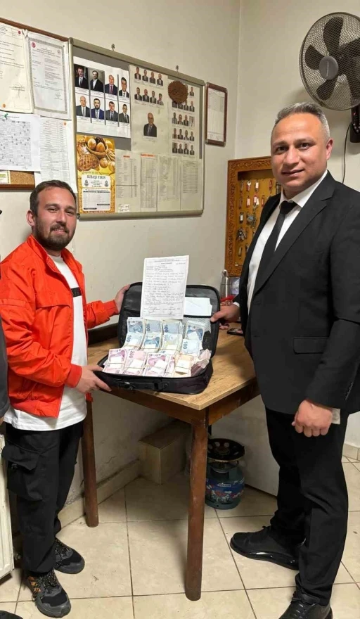 Para dolu çanta sahibine ulaştırıldı
