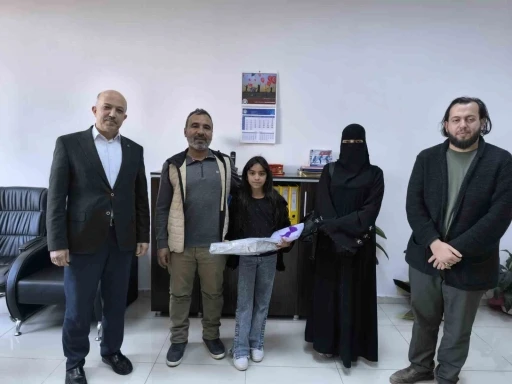 Para dolu &ccedil;antayı polise teslim eden Suriyeli Rahaf davranışıyla takdir topladı
