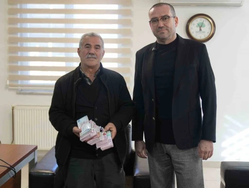 Para poşetini &ccedil;&ouml;pe attı, &ccedil;&ouml;p poşetiyle bankaya gitti
