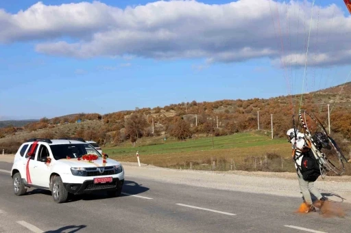 Paramotorla inip gelin arabasının &ouml;n&uuml;n&uuml; kestiler
