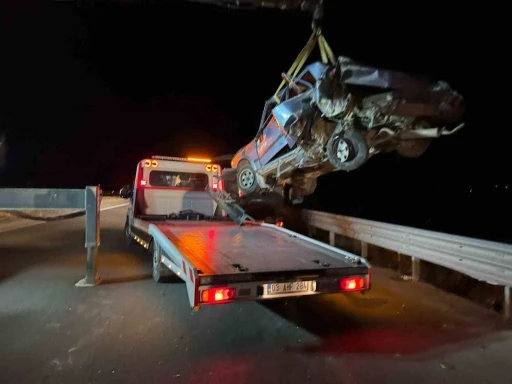 Parçalanan otomobilde şans eseri 1 kişi yaralandı
