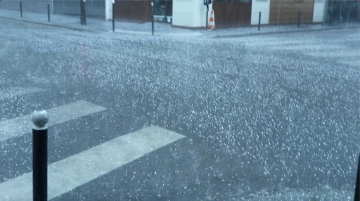 Paris’te 25 derece sıcaklıkta dolu yağdı
