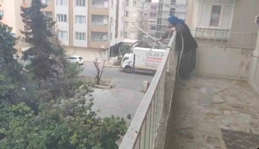 Park halinde alev alan aracı yaşlı kadın balkondan s&ouml;nd&uuml;rmeye &ccedil;alıştı
