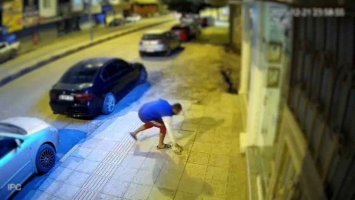 Park halindeki 6 ara&ccedil; ve 4 iş yerinin camlarını taşla kıran alkoll&uuml; şahıs tutuklandı
