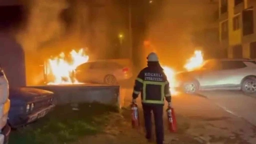 Park halindeki ara&ccedil; alev alev yandı: 2 otomobil zarar g&ouml;rd&uuml;
