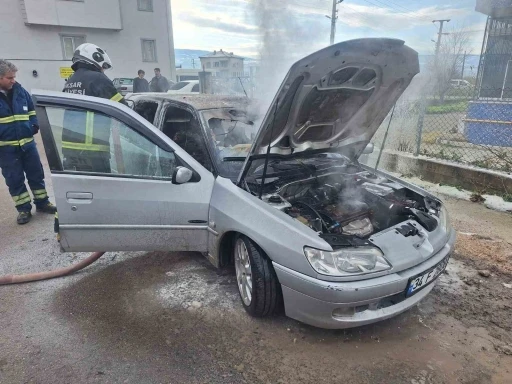 Park halindeki ara&ccedil; yanarak hurdaya d&ouml;nd&uuml;
