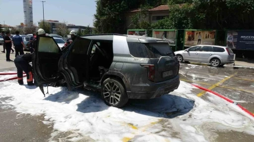Park halindeki ara&ccedil; yangında kullanılmaz hale geldi
