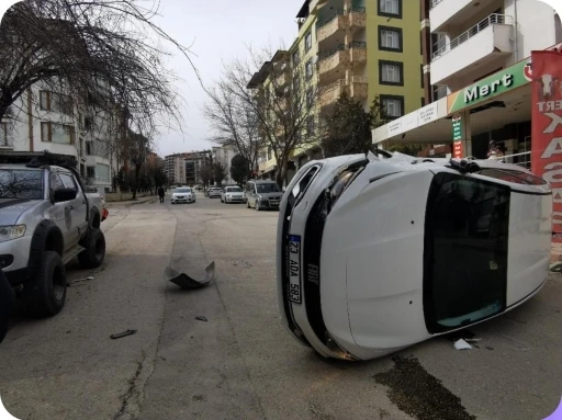 Park halindeki araca &ccedil;arpan otomobil devrildi
