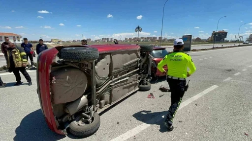 Park halindeki araca &ccedil;arpan otomobilin devrildiği anlar kameraya yansıdı: 1 yaralı
