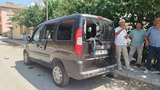 Park halindeki araca sopalı saldırı
