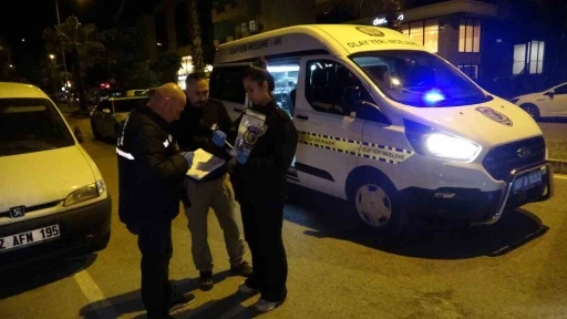 Park halindeki ara&ccedil;lara &ccedil;arptı, pompalı t&uuml;fek ile işyeri sahibini yaraladı
