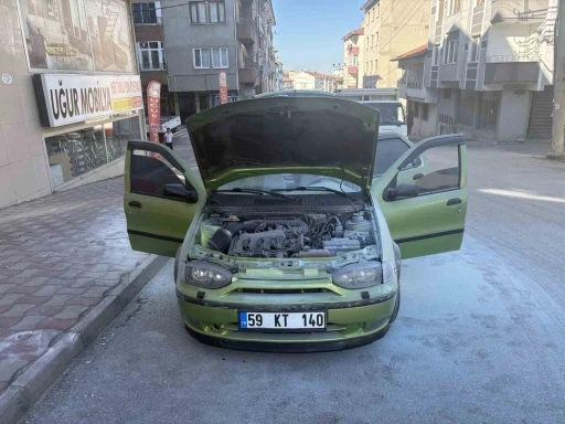 Park halindeki ara&ccedil;taki yangını vatandaşlar s&ouml;nd&uuml;rd&uuml;
