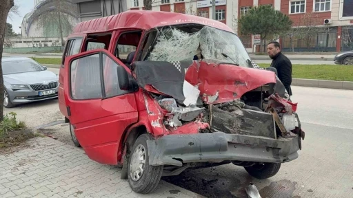 Park halindeki kamyonete &ccedil;arpan minib&uuml;s kağıt gibi ezildi
