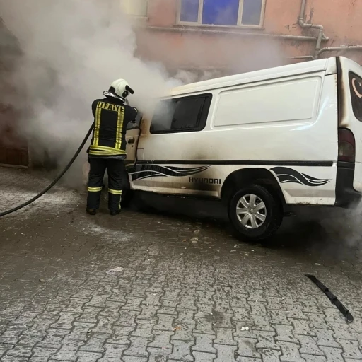 Park halindeki minib&uuml;s &ccedil;ıkan yangında kullanılamaz hale geldi
