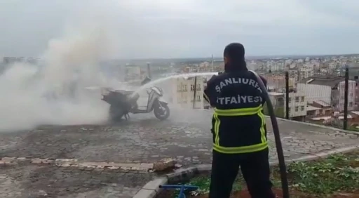 Park halindeki motosiklet alev alev yandı
