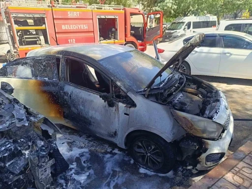 Park halindeki otomobil alev aldı, yangın diğer araca da sı&ccedil;radı

