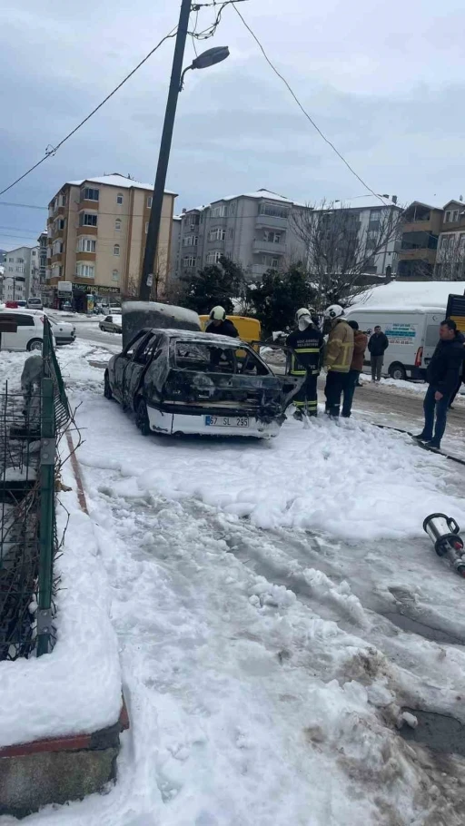 Park halindeki otomobil alev alev yandı
