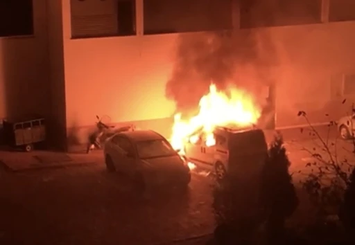 Park halindeki otomobil alev alev yandı, ara&ccedil; sahibi yakanın bulunmasını istedi
