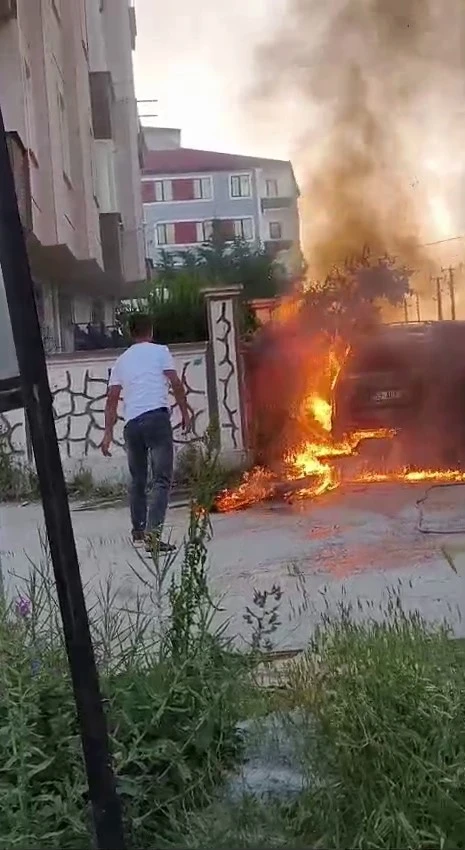 Park halindeki otomobil alev topuna d&ouml;nd&uuml;

