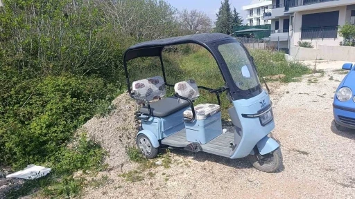 Park halindeki otomobil yola &ccedil;ıkarken elektrikli bisiklete &ccedil;arptı
