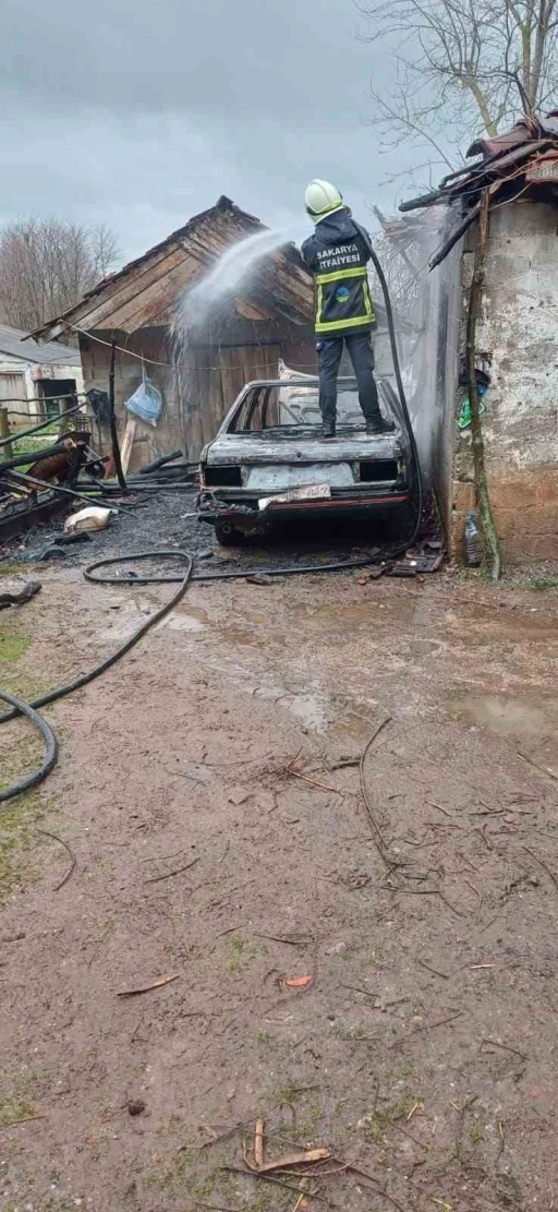 Park halindeki otomobilde &ccedil;ıkan yangın eve sı&ccedil;radı
