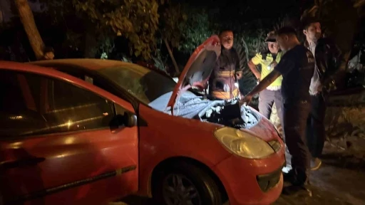 Park halindeki otomobilde çıkan yangın itfaiye ekiplerince söndürüldü
