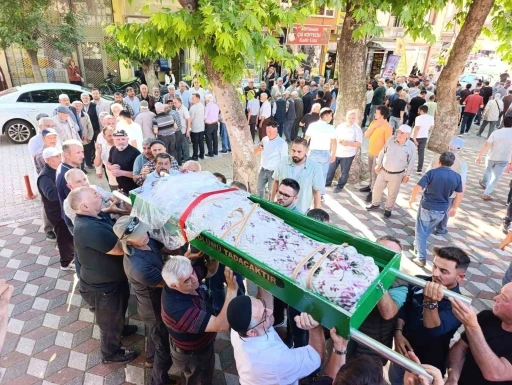 Park halindeki otomobilde &ouml;l&uuml; bulunan gen&ccedil; kız toprağa verildi
