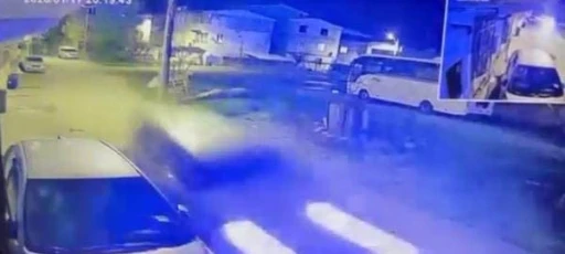 Park halindeki otomobile &ccedil;arpıp ka&ccedil;tı
