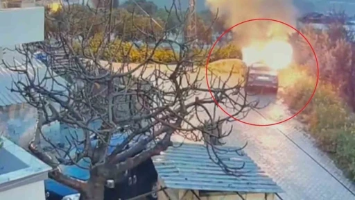Park halindeki otomobili benzin d&ouml;k&uuml;p kundaklamak isterken kendini yaktı
