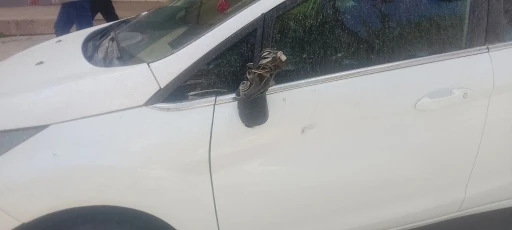 Park halindeki otomobili tekmeleyip aynasını kırdı
