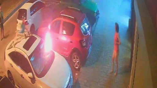 Park halindeki otomobilin üzerine battaniye örtüp ateşe vermişti: O anlar kamerada
