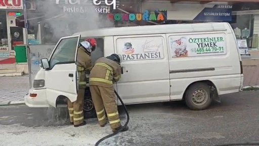 Park halindeki panelvan minibüste yangın paniği
